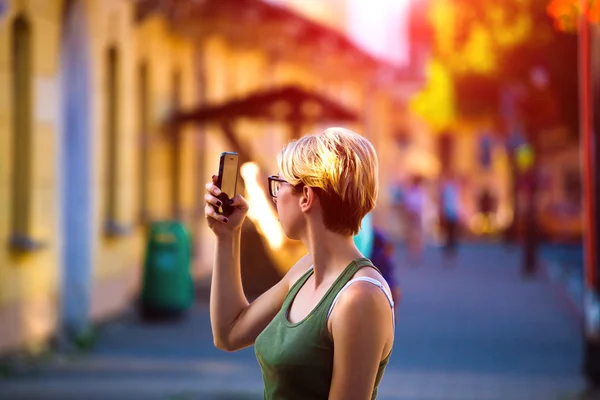 Portret z piękną dziewczyną z telefonem. — Zdjęcie stockowe