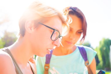 Parkta eğlenen iki kız..