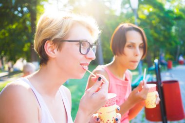 Parkta kahve içme kızlar.