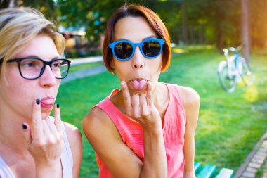 Parkta eğlenen iki kız..