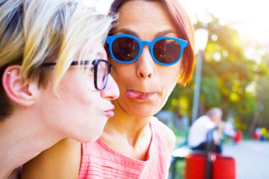 Parkta eğlenen iki kız..