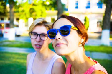 Parkta eğlenen iki kız..