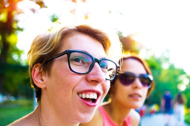 Parkta eğlenen iki kız..