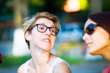 Parkta eğlenen iki kız..