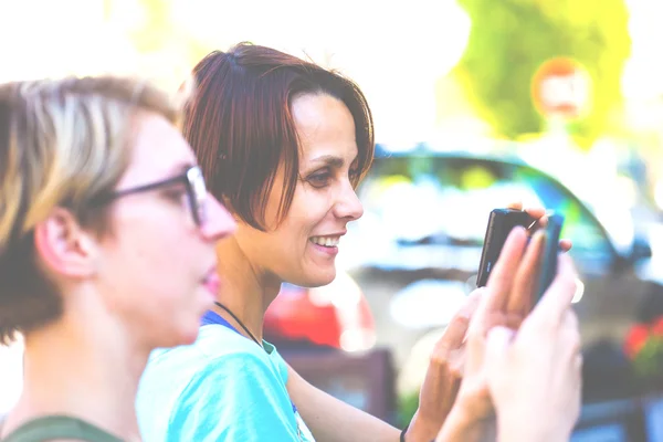 Portret z piękną dziewczyną z telefonem. — Zdjęcie stockowe