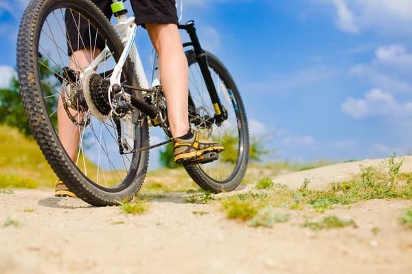 L'athlète avec le vélo . — Photo