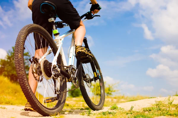 Der Athlet mit dem Fahrrad. — Stockfoto