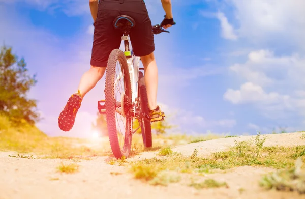 Der Athlet mit dem Fahrrad. — Stockfoto