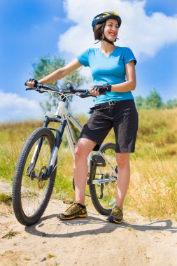 Bisiklet ile sporcu.