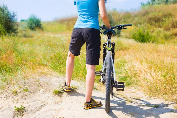 Das Mädchen auf dem Fahrrad. — Stockfoto