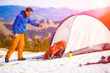 Dağcı arkadaşı el tutar.