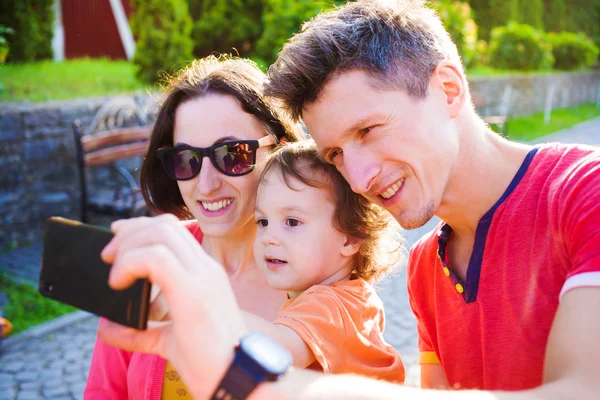 Młodzi i szczęśliwą rodzinę, biorąc selfie. — Zdjęcie stockowe