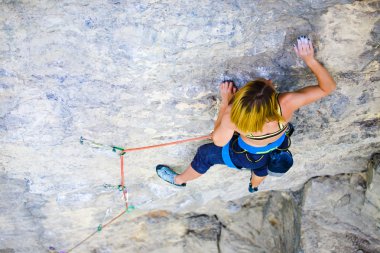 Kaya kız tırmanıyor.
