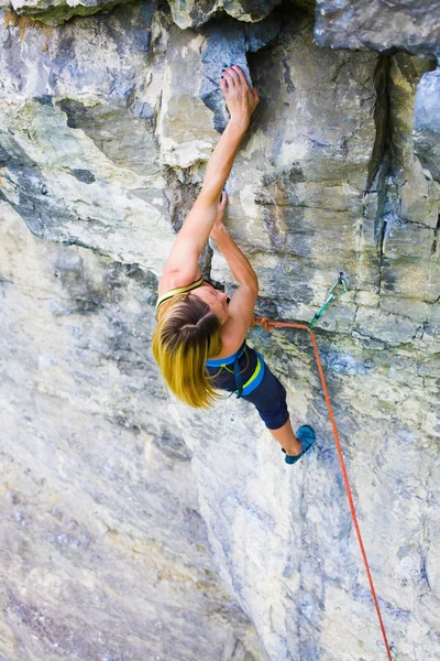 Kaya kız tırmanıyor. — Stok fotoğraf