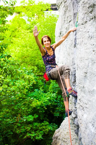 The girl climbs the rock. — Stock Photo, Image