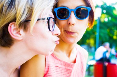 Parkta eğlenen iki kız..