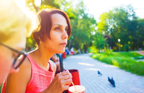 Due ragazze si divertono nel parco. — Foto Stock