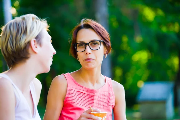 Parkta eğlenen iki kız..