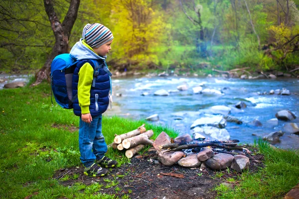 Un niño pequeño con una mochila . — Foto de Stock