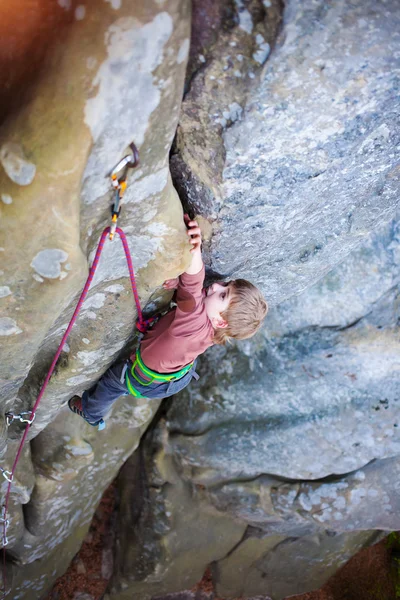 A bold child is climbing. — Stock Photo, Image