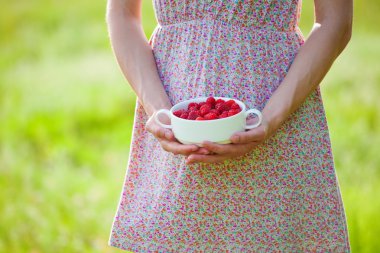 Ahududu ile bir tabak tutan kız.