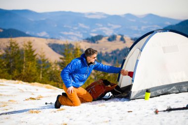 Dağa tırmanma önce şeyler dagci toplar.