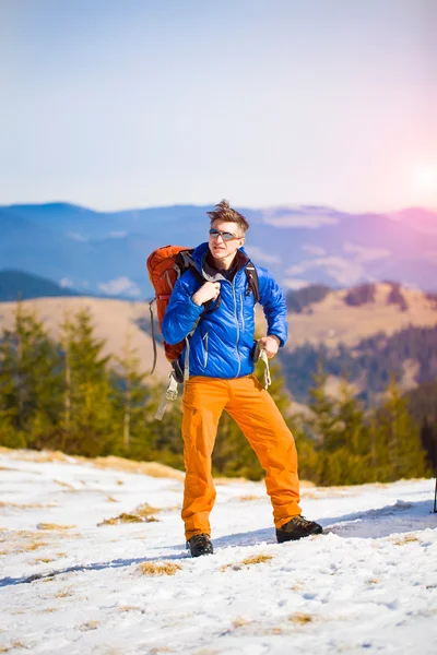 Portrait d'alpiniste avec des montagnes en arrière-plan . — Photo