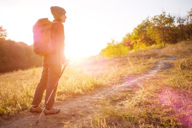 Sırt çantası ile kız.