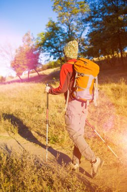 Sırt çantası ile kız.