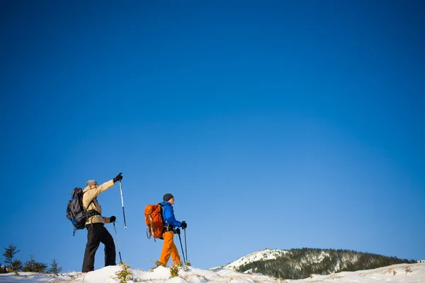 Μια ομάδα ορειβατών στα βουνά. — Φωτογραφία Αρχείου