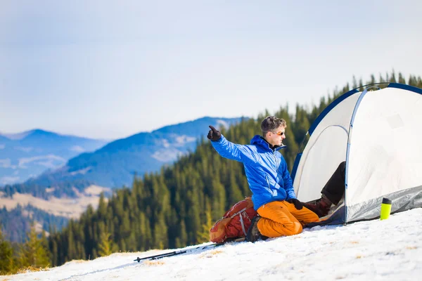 Альпинист возле палатки . — стоковое фото