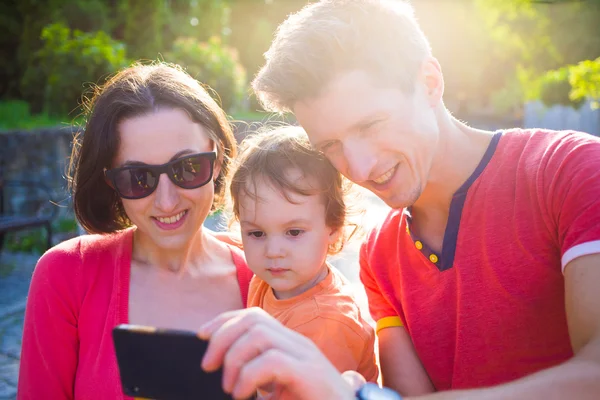 Ung och lycklig familj tar en selfie. — Stockfoto