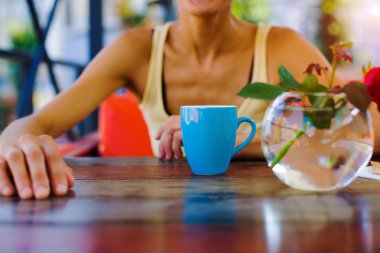 Parlak Kupa kızı yanındaki masada duruyor.