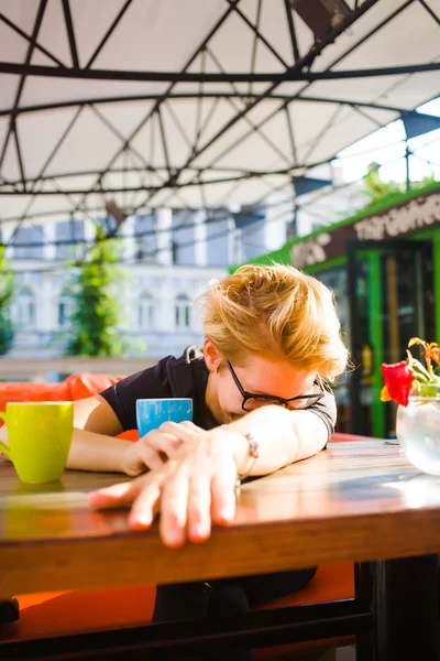 La ragazza seduta a tavola . — Foto Stock