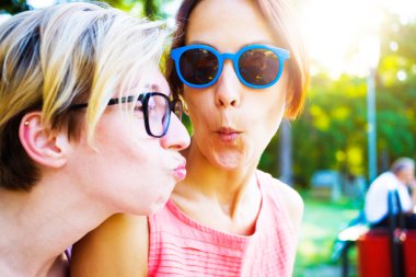 Parkta eğlenen iki kız..