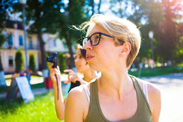 Deux filles s'amusent dans le parc. — Photo