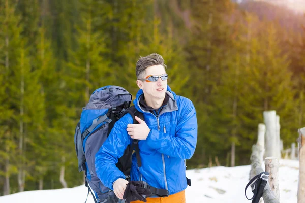 Retrato de un montañero con una mochila . — Foto de Stock