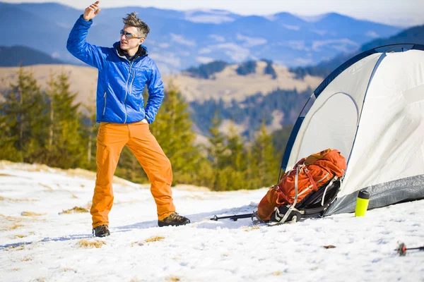 Альпинист стоит рядом с палаткой . — стоковое фото