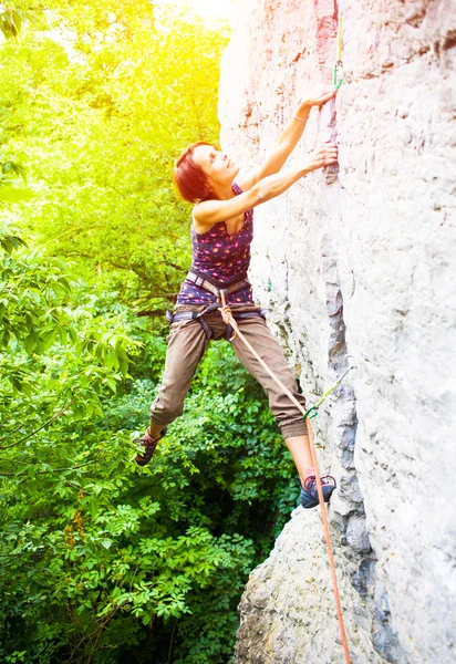 La ragazza sale sulla roccia . — Foto Stock