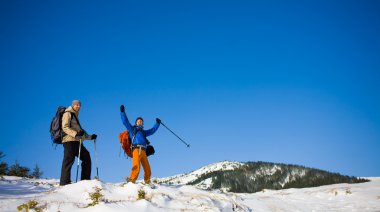 Bir grup dağcı dağlarda.