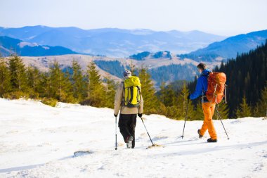 Bir grup dağcı dağlarda.