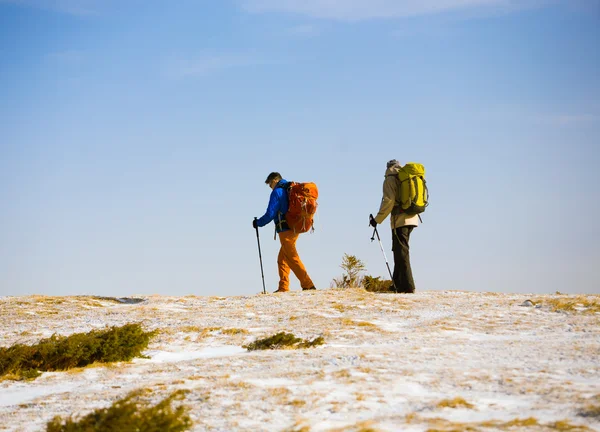 Τουρίστες που περπατούν στα βουνά. — Φωτογραφία Αρχείου