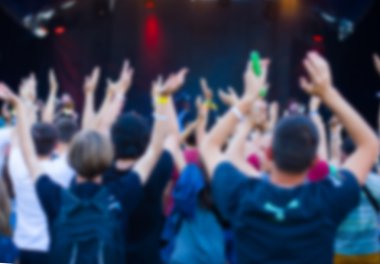 İnsanlar konserde eğleniyor..