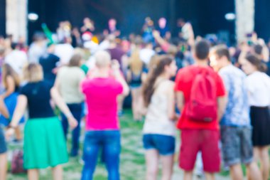 İnsanlar konserde eğleniyor..