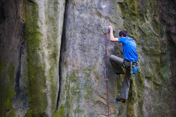 Un escalador sube a la montaña . — Foto de Stock