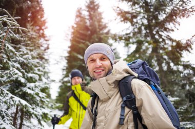 Bir grup dağcı dağlarda.