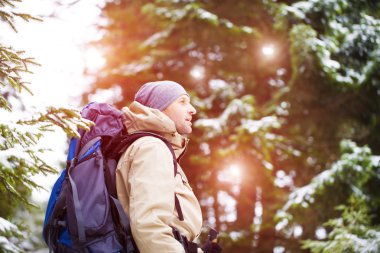 Doğada Hiking adam.
