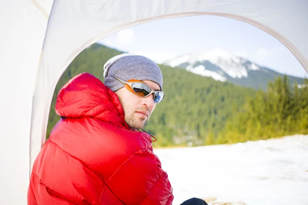 テントの中で登山家の肖像画. — ストック写真