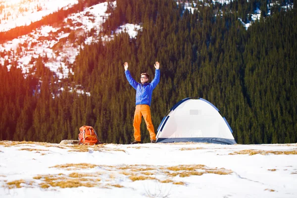 Der Bergsteiger ist zufrieden mit seinem Geschäft. — Stockfoto