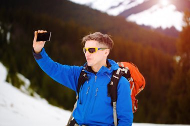 Uzun yürüyüşe çıkan kimse ile bir yürüyüş sırasında dinlenme sırt çantası.